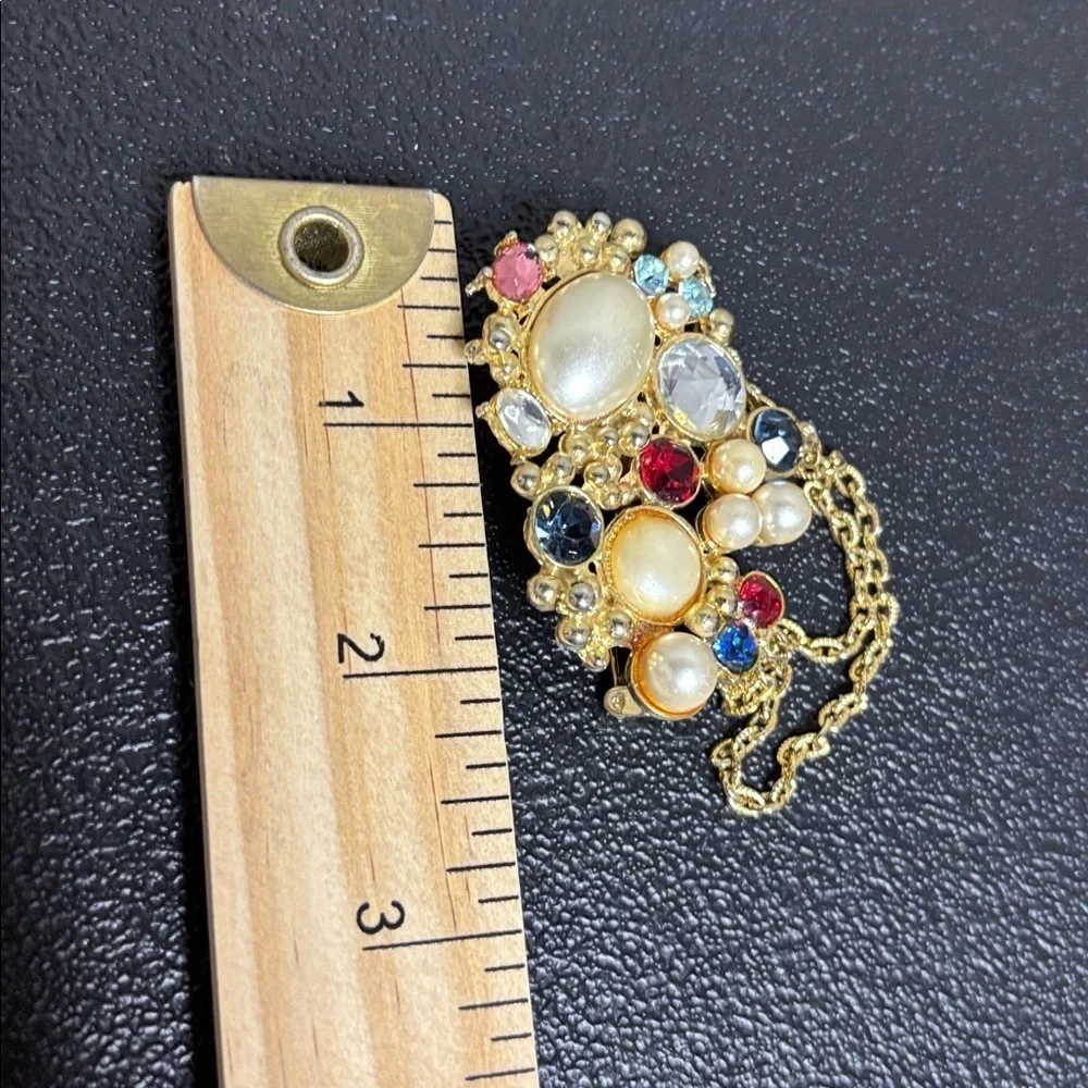 Elegant Gold and Multicolor Gemstone Brooch